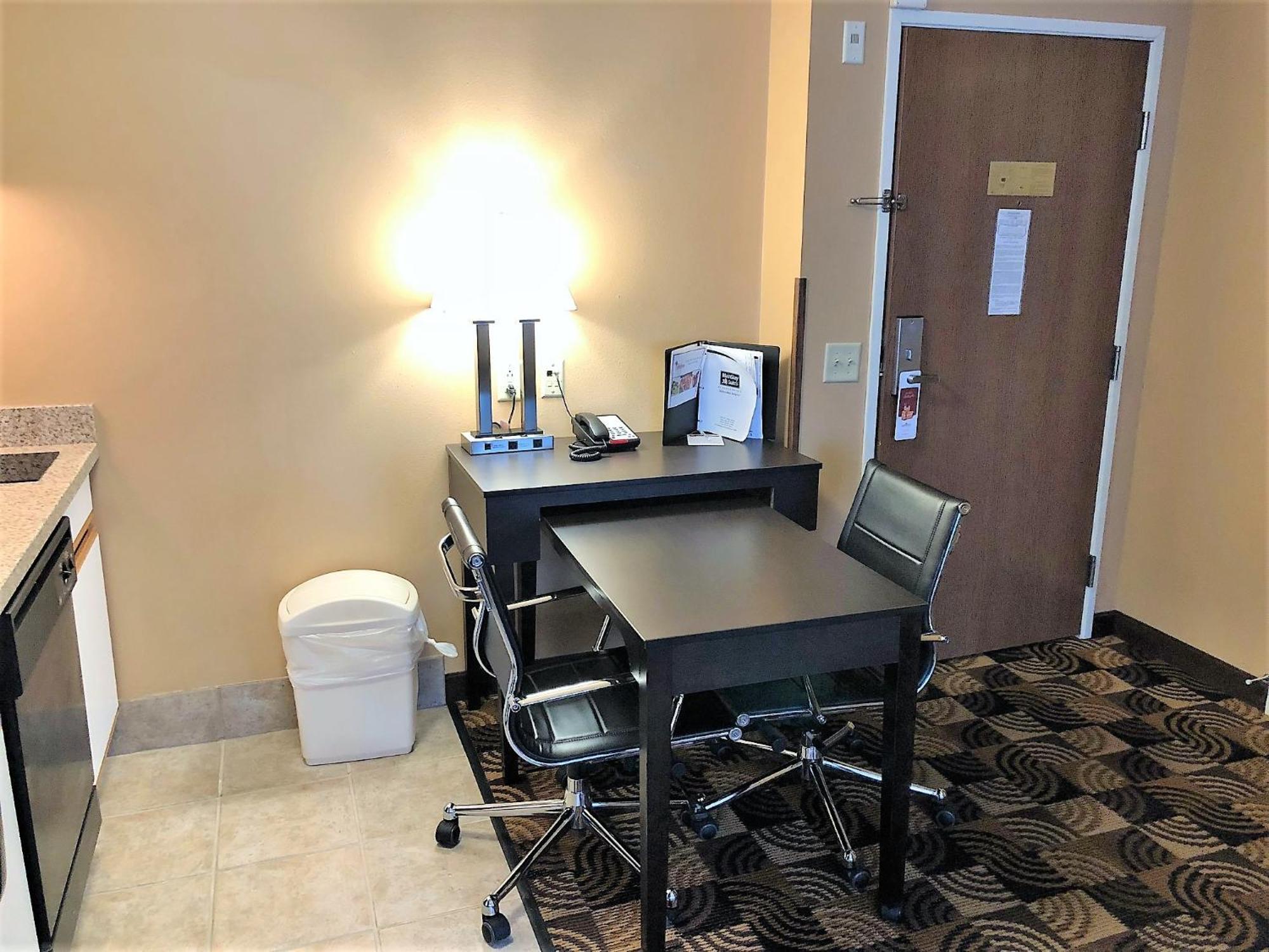 Queen Suite - Mobility Access/Non-Smoking