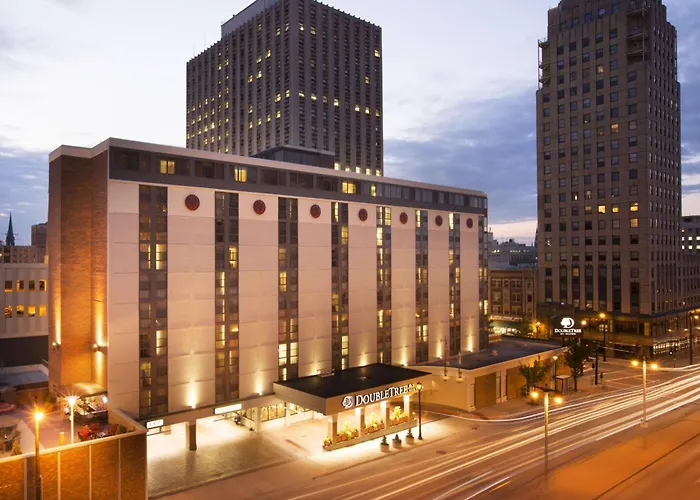 Hotels with pool Doubletree By Hilton Milwaukee Downtown