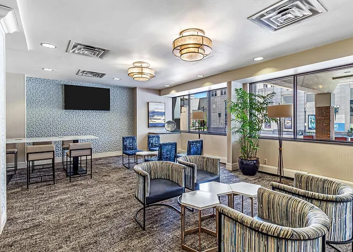 Hotels with pool Doubletree By Hilton Milwaukee Downtown