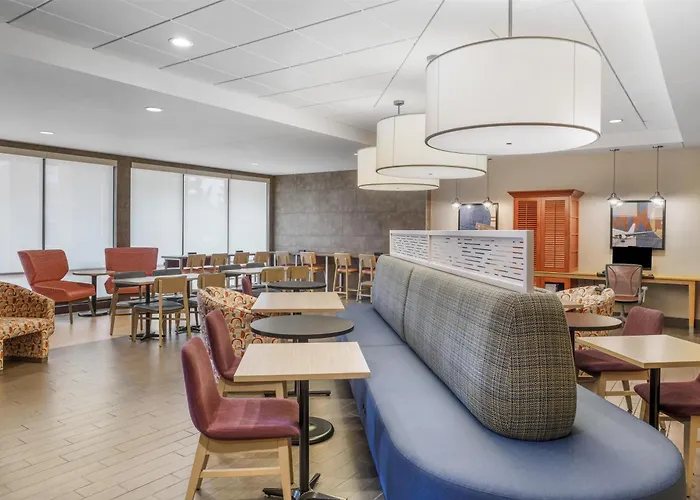 3 star hotels Home2 Suites By Hilton Milwaukee Airport